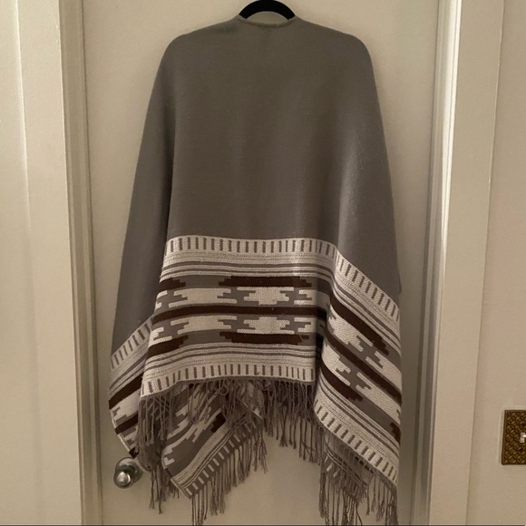 ๐ Express Gray Aztec Poncho ๐ - Picture 3 of 4